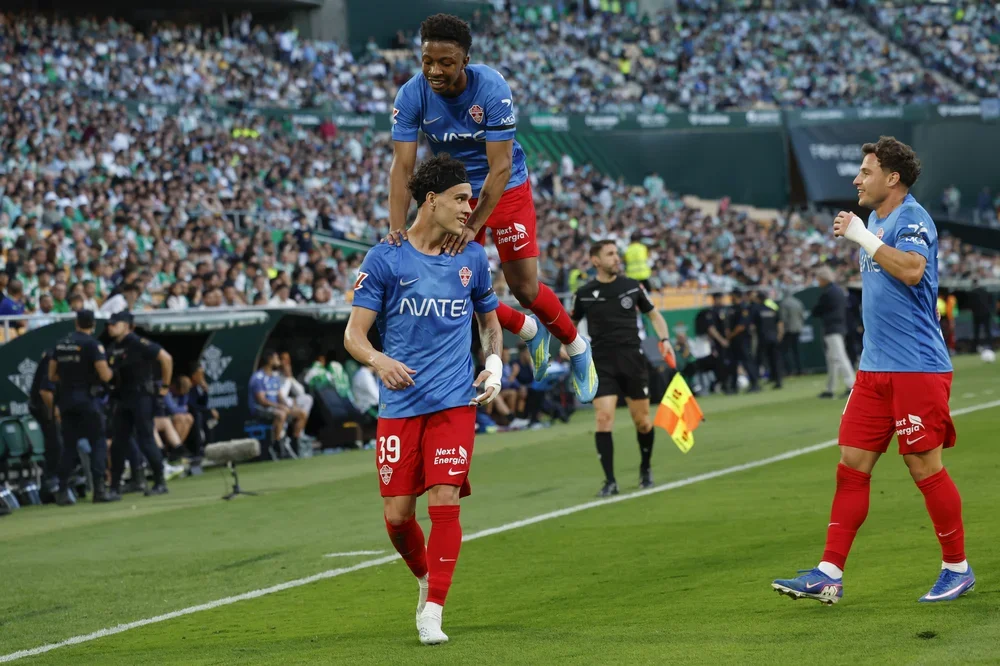 &nbsp;Héctor Fort celebra con sus compañeros tras marcar el 1-1.