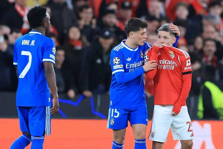 El momento en que Prestianni se tapa la boca para insultar a Vinícius